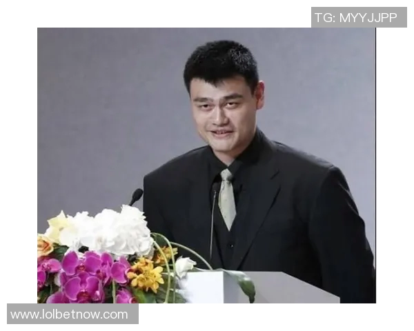 姚明在公众场合深情道歉引发热议反思体育精神与责任感