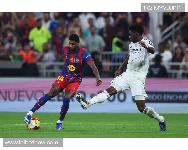 英超经典对决巴萨与曼城战成平局神奇扑救成焦点引发全场热议